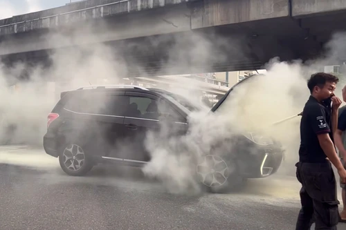 Ô tô bốc cháy giữa ngã tư Nguyễn Trãi - Khuất Duy Tiến