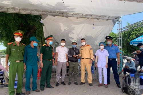 Tổ công tác chốt kiểm dịch số 4 trao trả tài sản cho người dân đánh rơi