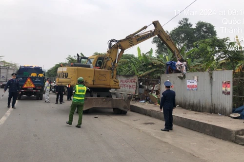 Xử lý triệt để tình trạng lấn chiếm lòng đường trên Quốc lộ 2