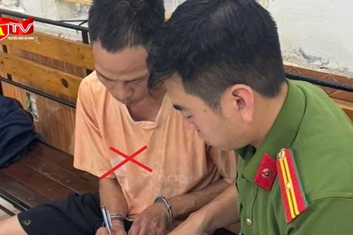 Tạm giữ người bố xích chân kéo lê con trai trên đường phố 