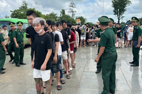 Bàn giao 85 công dân Việt Nam liên quan lừa đảo trực tuyến từ Campuchia 