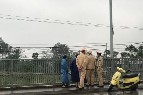 Công an giải cứu kịp thời 2 mẹ con có ý định nhảy cầu tự tử