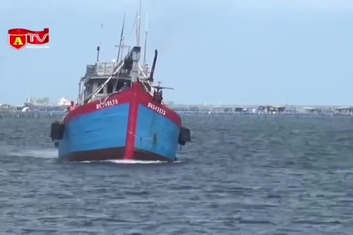 Tạm giữ tàu chở 30.000 lít dầu DO không rõ nguồn gốc