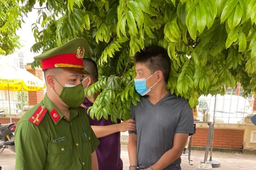 Kiểm tra người đi đường phòng chống Covid-19, phát hiện đối tượng tàng trữ trái phép ma túy