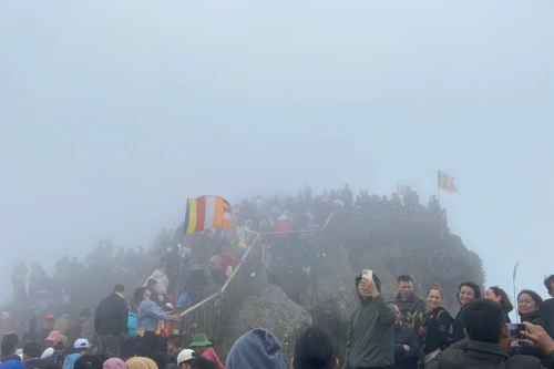 Hàng nghìn người đổ về Yên Tử cầu may đầu năm mới