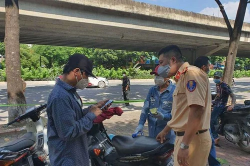 Lái xe chây ì bị tổ Y10/141 phạt kịch khung