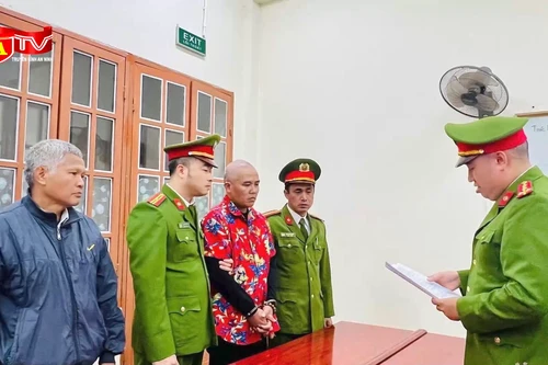 Khởi tố đối tượng "đầu trần" điều khiển xe máy lạng lách đánh võng, sử dụng điện thoại