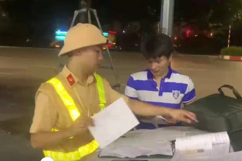 CSGT xuyên đêm xử lý xe quá tải, quá khổ