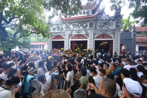 Phủ Tây Hồ đông nghịt người đi lễ trong ngày đầu tiên tháng 'cô hồn'