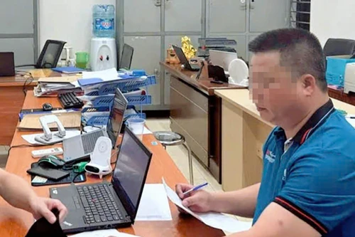 Triệu tập người rút chìa khoá ôtô khiến hàng chục hành khách mắc kẹt