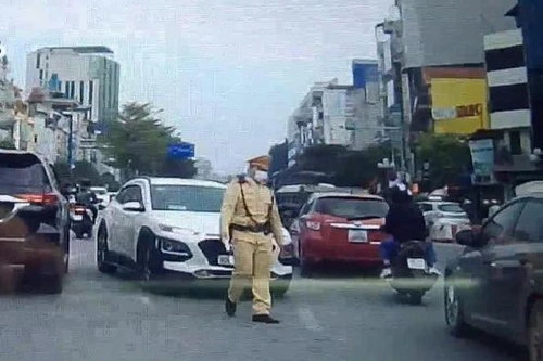 Người phụ nữ lái ô tô ngang nhiên đi ngược chiều trên đường Trường Chinh