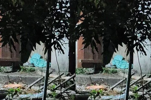 Tá hỏa phát hiện thi thể người phụ nữ trong nhà tắm bỏ hoang