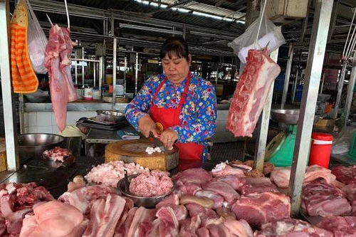 Vì sao giá lợn hơi xuống thấp mà giá thịt tại chợ và siêu thị vẫn "trên trời"?