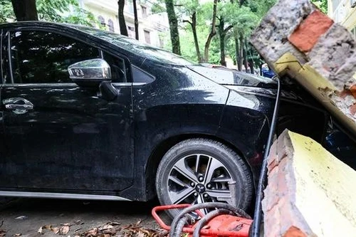 Vụ 13 xe ô tô bị tường đổ gây móp méo, ai chịu trách nhiệm?