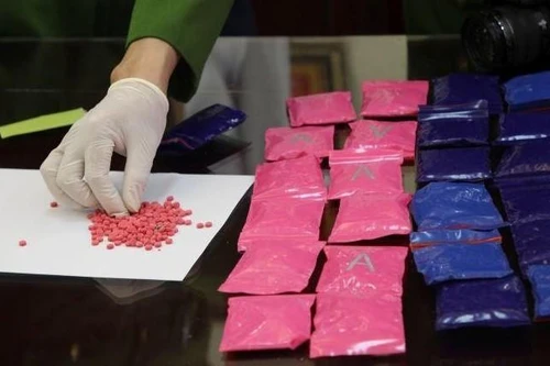 Bắt quả tang 4 đối tượng vận chuyển 1 bánh heroin và 12.000 viên ma túy tổng hợp