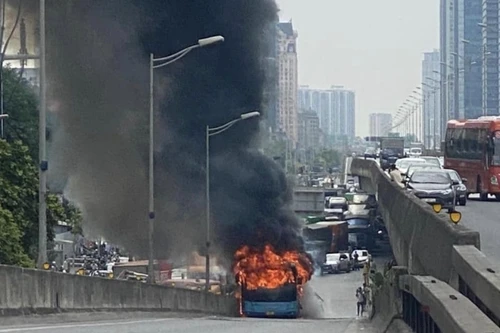 Xe buýt bốc cháy dữ dội ở đường dẫn lên Vành đai 3 trên cao