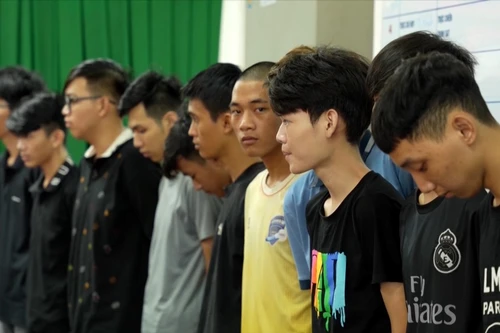 Bắt tạm giam nhóm đối tượng vác hung khí xông vào quán cà phê chém người