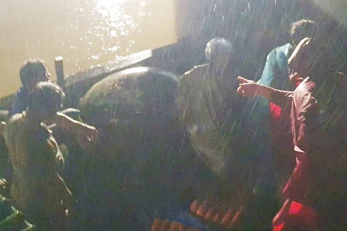 Kịp thời cứu hai ngư dân bị chìm tàu trên biển