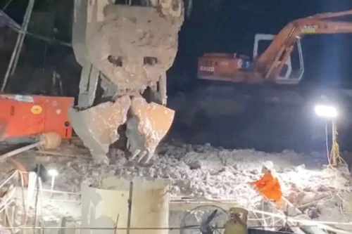 Vụ bé trai rơi xuống trụ bê tông ở Đồng Tháp: Cố gắng đưa thi thể lên trước Tết