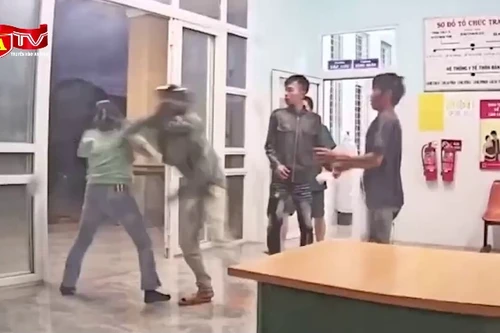 Mâu thuẫn trong khi sơ cứu, khiến nhiều người bị thương tích