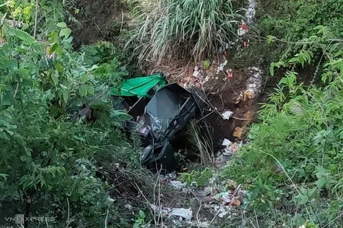 Xe tải mất lái lao xuống vực, hai người tử vong