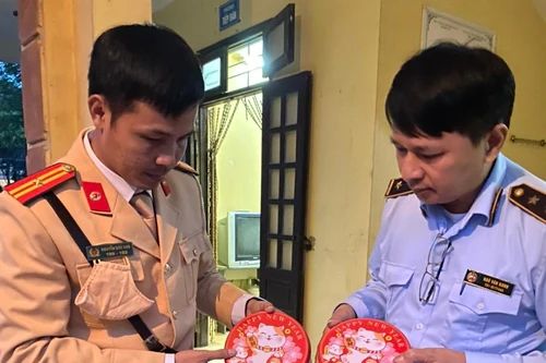 Cảnh sát giao thông Hà Nội kịp thời phát hiện xe ô tô chở bánh mứt kẹo nghi nhập lậu