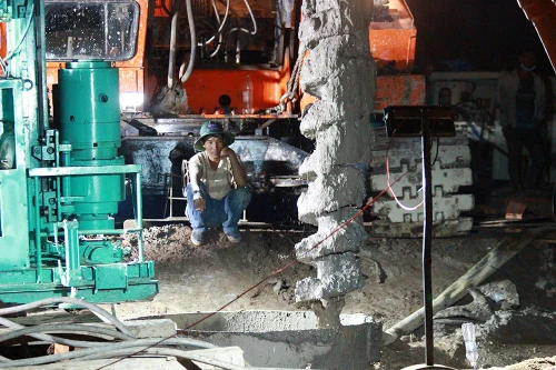 Bé trai 10 tuổi rơi xuống ống cọc bê tông sâu 35m đã tử vong