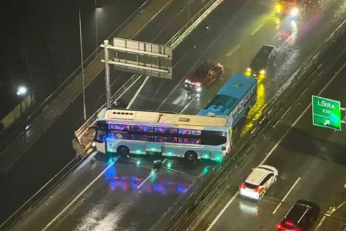 Khoảnh khắc xe khách chắn ngang đường vành đai 3 trên cao Hà Nội