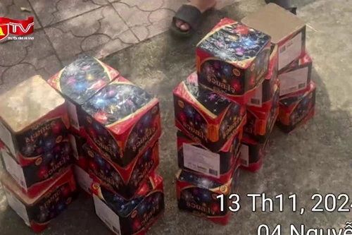 Tạm giữ lượng lớn thuốc lá, pháo hoa không rõ nguồn gốc trên xe khách