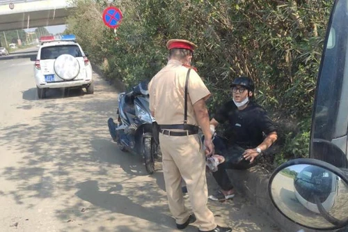 Cảnh sát giao thông Hà Nội kịp thời đưa nam thanh niên bị tai nạn đi cấp cứu 