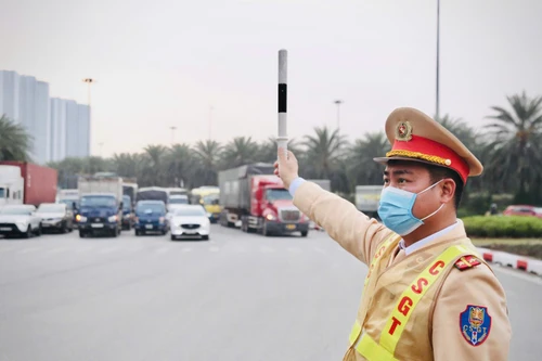  CSGT Hà Nội tăng cường phân luồng, bảo đảm giao thông thuận lợi, an toàn chiều 25 Tết