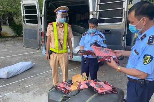 Phát hiện 860kg xúc xích không rõ nguồn gốc đang đưa đi tiêu thụ