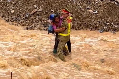 Thượng úy Nguyễn Mạnh Tường cứu người giữa dòng nước lũ: Lúc dân cần, lúc dân khó có Công an