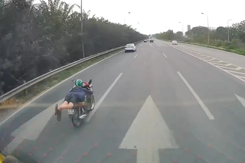 Điều tra vụ người đàn ông nằm ra yên xe máy đi trên Đại lộ Thăng Long