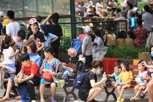 Hàng nghìn người đổ về công viên Thủ Lệ ngày 30/4