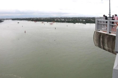 [Tin nhanh 17-5-2022] Người đàn ông ôm con gái 6 tuổi nhảy cầu tự tử