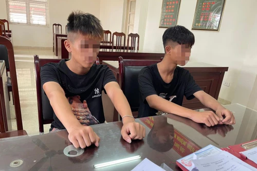 Xử phạt nam thanh niên không đội mũ bảo hiểm, lái xe mô tô bằng... chân