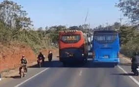 Lái xe khách vượt ẩu trên đường Hồ Chí Minh bị tước GPLX 2 tháng