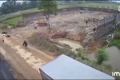 Khoảnh khắc xe máy va chạm ô tô tải, chồng tử vong, vợ mang bầu bị thương