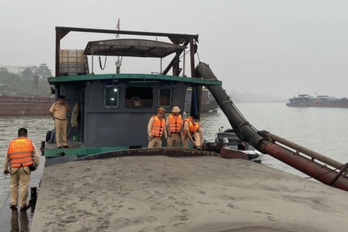 Cảnh sát bắt giữ tàu hút cát trái phép trên sông Hồng