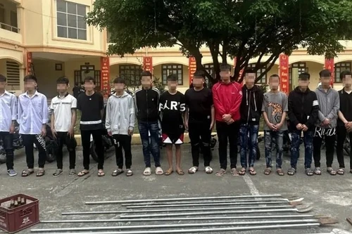 Kịp thời chặn giữ gần 30 thanh, thiếu niên đi xe máy cầm dao phóng lợn 'diễu phố'