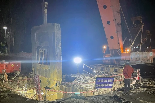 Ngày thứ 17 cứu hộ bé trai rơi trụ bê tông ở Đồng Tháp: Đưa 1/3 cọc bêtông lên mặt đất