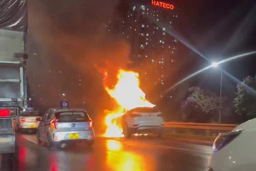 Ô tô Hyundai bất ngờ bốc cháy khi đang di chuyển