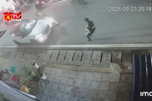 Tạm giữ hình sự đối tượng vi phạm nồng độ cồn, lao xe ô tô vào Cảnh sát