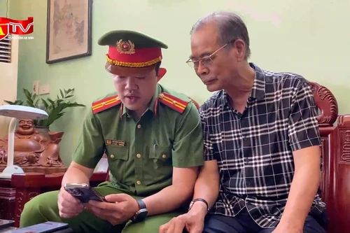 Công an 'đi từng ngõ, gõ từng nhà' hướng dẫn góp ý sửa đổi Hiến pháp qua VNeID