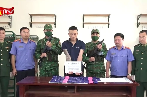 Bị bắt giữ khi đang "cõng" 12.000 viên ma túy tổng hợp