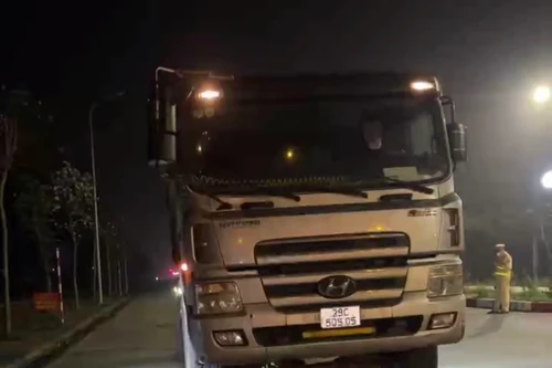 Tuần tra đêm, phát hiện xe ‘hổ vồ’ chở quá tải trọng gần 50%