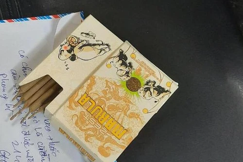 Nam thanh niên tự giao nộp cần sa khi gặp cảnh sát