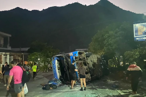 Xe khách lật ngang sau va chạm liên hoàn, nhiều người bị thương