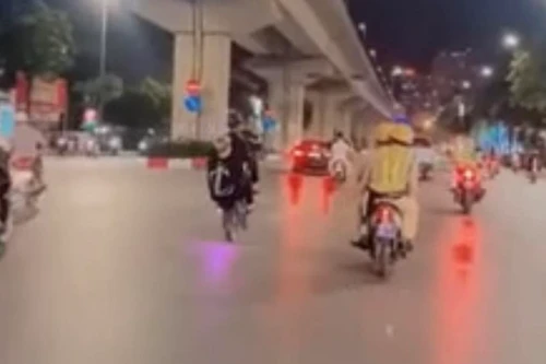 Làm rõ hai thanh niên bốc đầu xe máy trên đường Nguyễn Trãi